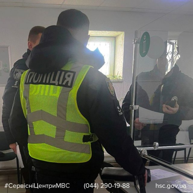 У Радомишлі чоловік хотів зареєструвати автомобіль, який розшукує Інтерпол. ФОТО