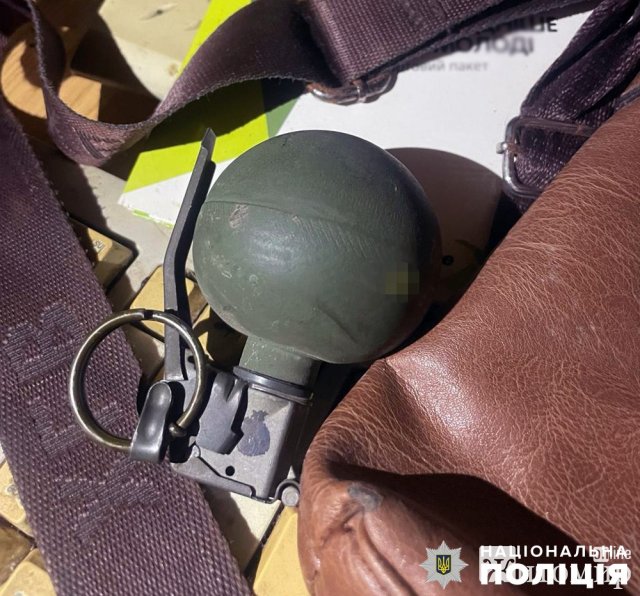 Вдома у жителя Житомирщини вилучили боєприпаси: одну гранату знайшли на ліжку, іншу – у сумці