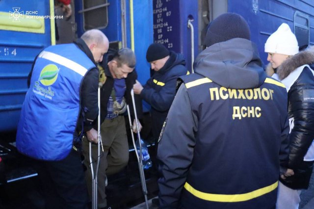 До Бердичева на евакуаційному потязі приїхали майже 60 жителів Донеччини. ФОТО