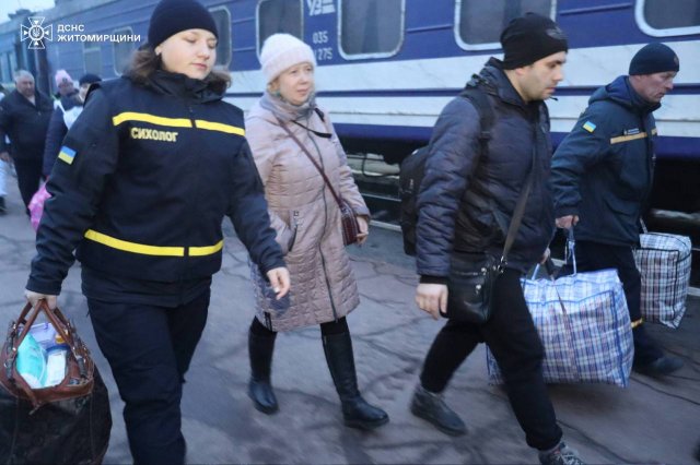 До Бердичева на евакуаційному потязі приїхали майже 60 жителів Донеччини. ФОТО