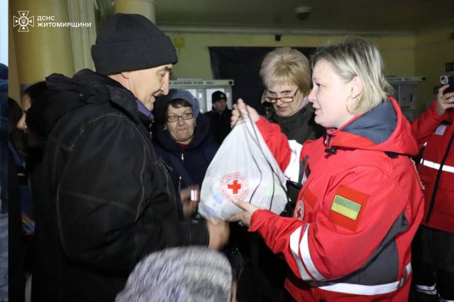 До Бердичева на евакуаційному потязі приїхали майже 60 жителів Донеччини. ФОТО