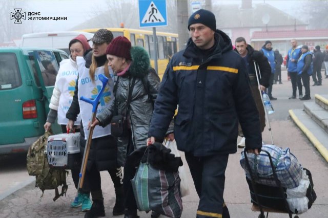 До Бердичева на евакуаційному потязі приїхали майже 60 жителів Донеччини. ФОТО