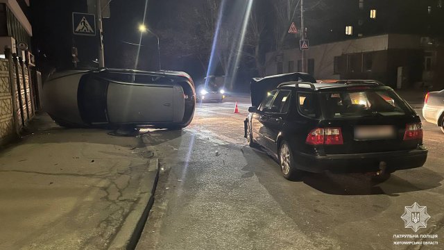 На перехресті в Житомирі сталася ДТП, один з автомобілів перекинувся. ФОТО