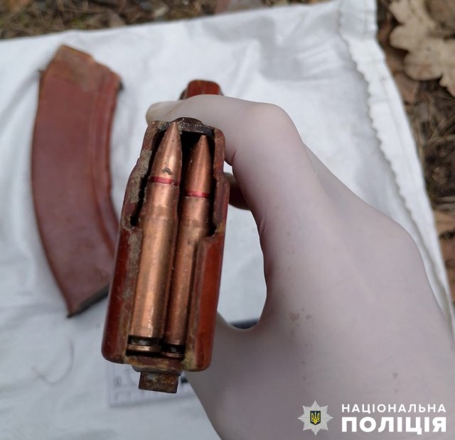 Поблизу Житомира правоохоронці знайшли сховок з боєприпасами. ФОТО