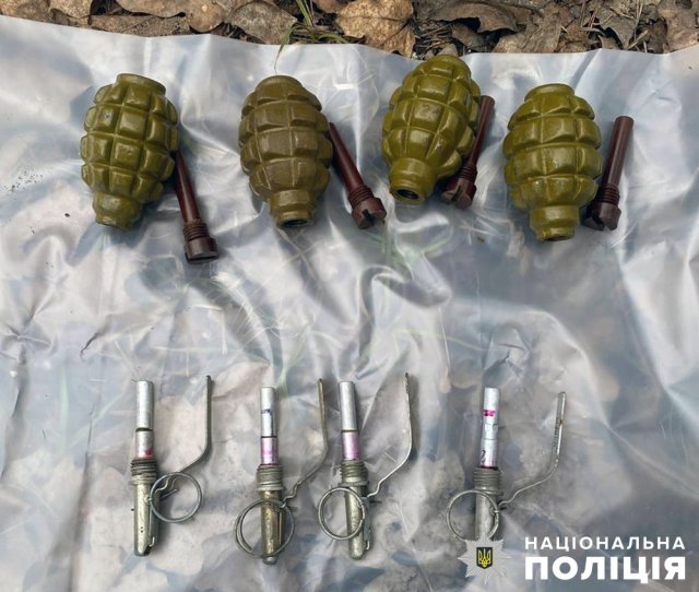 Поблизу Житомира правоохоронці знайшли сховок з боєприпасами. ФОТО