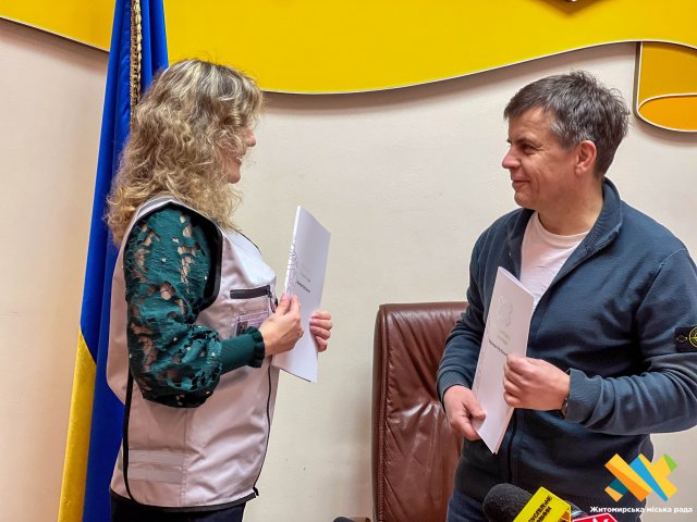 У Житомирі нагородили відзнакою керівника благодійного фонду, а з Червоним хрестом підписали меморандум