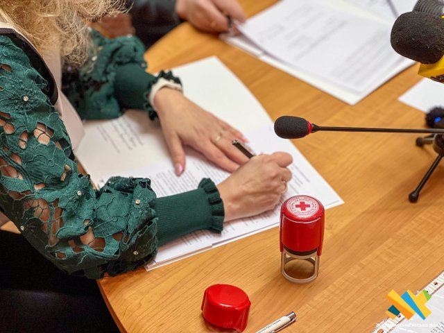 У Житомирі нагородили відзнакою керівника благодійного фонду, а з Червоним хрестом підписали меморандум