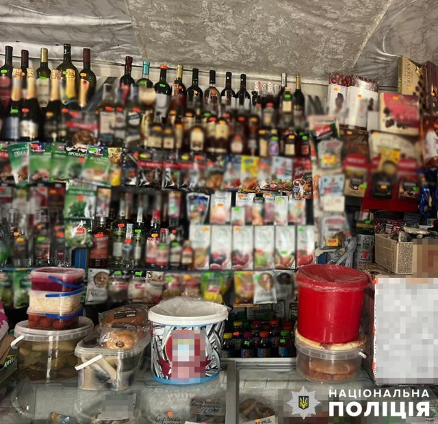 У Хорошеві продавчиня реалізовувала алкоголь «на розлив» своїм покупцям. ФОТО