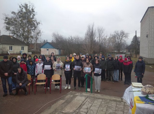 На Овруччині на фасаді ліцею відкрили меморіальну дошку захиснику Андрію Годунку