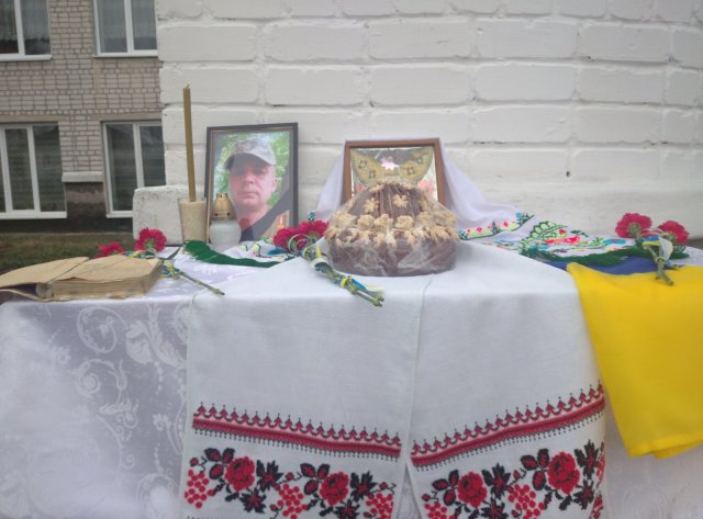 На Овруччині на фасаді ліцею відкрили меморіальну дошку захиснику Андрію Годунку