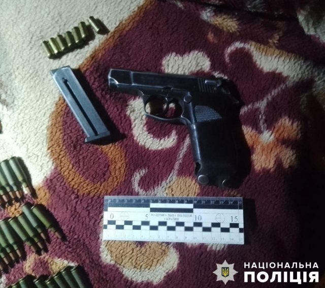 На півночі Житомирщини поліцейські вилучили зброю та набої з приватних обійсть. ФОТО