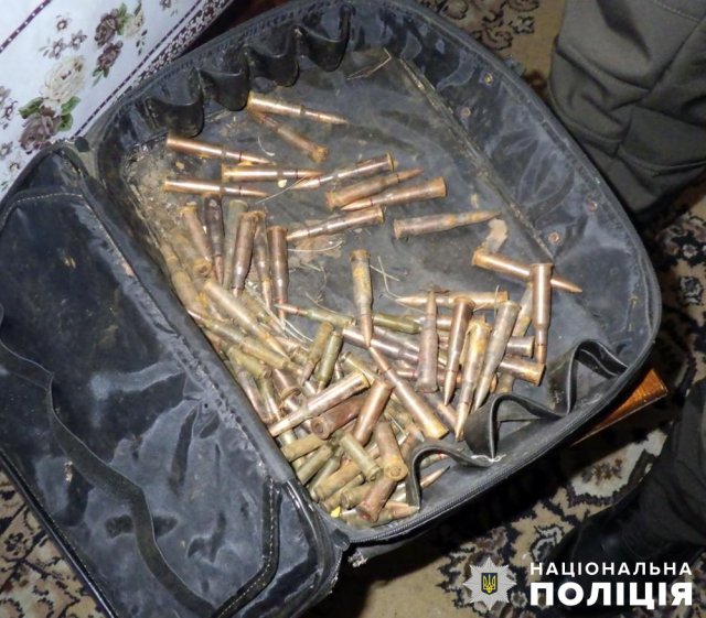 На півночі Житомирщини поліцейські вилучили зброю та набої з приватних обійсть. ФОТО