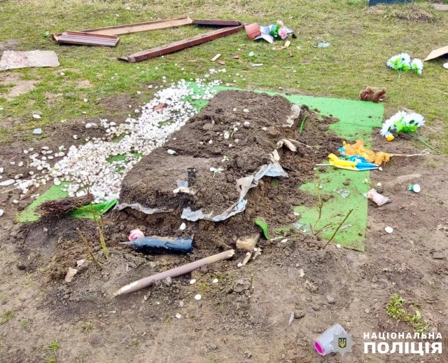 Через ревнощі до колишньої дружини чоловік пошкодив могилу військового на Житомирщині