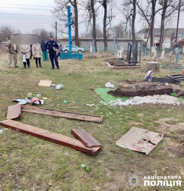 Через ревнощі до колишньої дружини чоловік пошкодив могилу військового на Житомирщині