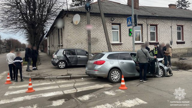 На перехресті в Житомирі зіштовхнулись дві автівки, після чого одна з них вилетіла на тротуар. ФОТО