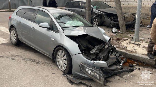 На перехресті в Житомирі зіштовхнулись дві автівки, після чого одна з них вилетіла на тротуар. ФОТО