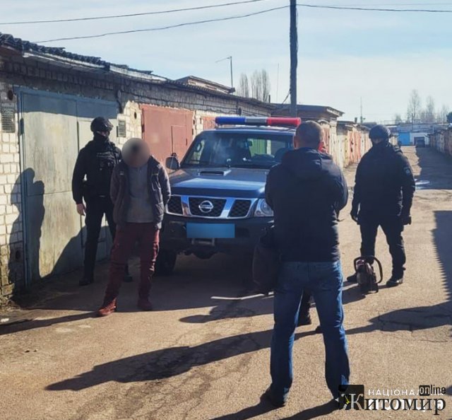 У Житомирі викрили наркоторговців: облаштували лабораторію в гаражах та перевозили обладнання в сумці для доставки їжі