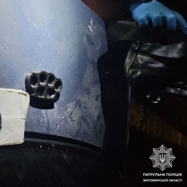 Під час комендантської години житомирські патрульні зупинили чоловіка, який мав при собі холодну зброю