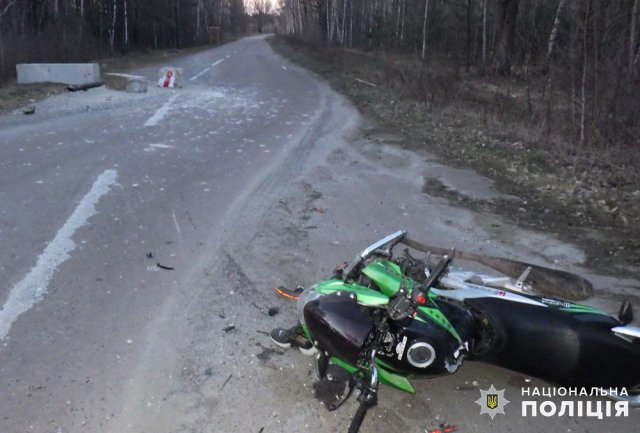 На Житомирщині п’яний мотоцикліст в’їхав у бетонні блоки: водій травмований, а дві пасажирки в реанімації
