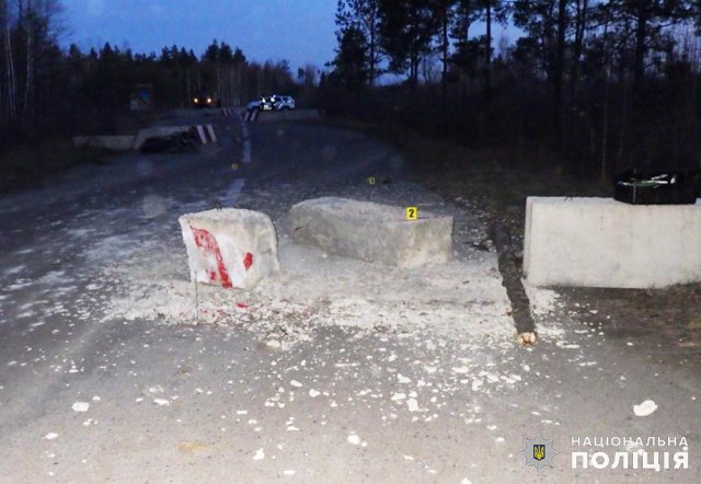 На Житомирщині п’яний мотоцикліст в’їхав у бетонні блоки: водій травмований, а дві пасажирки в реанімації