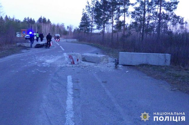 На Житомирщині п’яний мотоцикліст в’їхав у бетонні блоки: водій травмований, а дві пасажирки в реанімації