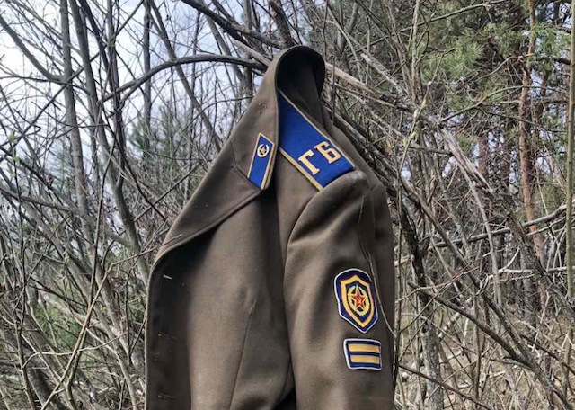 У лісі під містечком на Житомирщині невідомі повісили мундир працівника КДБ. ФОТО У лісі під містечком на Житомирщині невідомі повісили мундир працівника КДБ. ФОТО