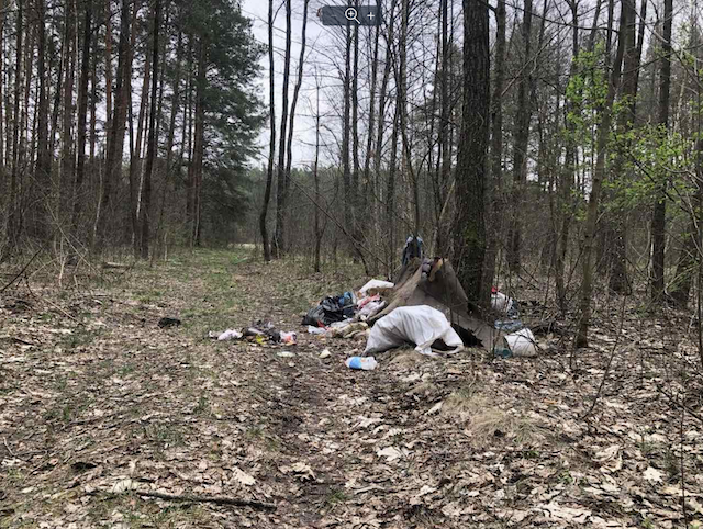 У лісі під містечком на Житомирщині невідомі повісили мундир працівника КДБ. ФОТО У лісі під містечком на Житомирщині невідомі повісили мундир працівника КДБ. ФОТО