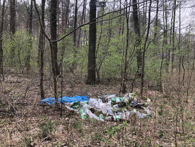 У лісі під містечком на Житомирщині невідомі повісили мундир працівника КДБ. ФОТО У лісі під містечком на Житомирщині невідомі повісили мундир працівника КДБ. ФОТО