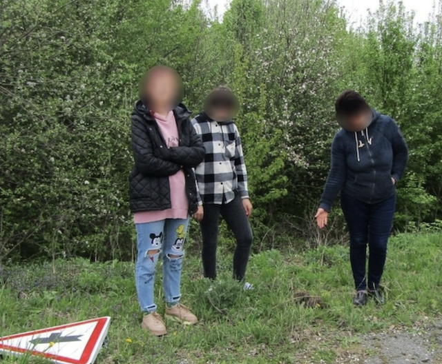 Двоє молодиків біля села Житомирської області викрали понад 10 дорожніх знаків Двоє молодиків біля села Житомирської області викрали понад 10 дорожніх знаків