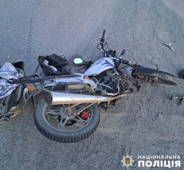 На трасі в Бердичівському районі Skoda зіштовхнулась з мотоциклом: водія двоколісника ушпиталили. ФОТО