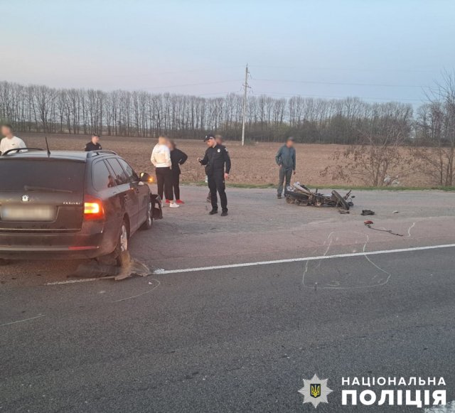 На трасі в Бердичівському районі Skoda зіштовхнулась з мотоциклом: водія двоколісника ушпиталили. ФОТО