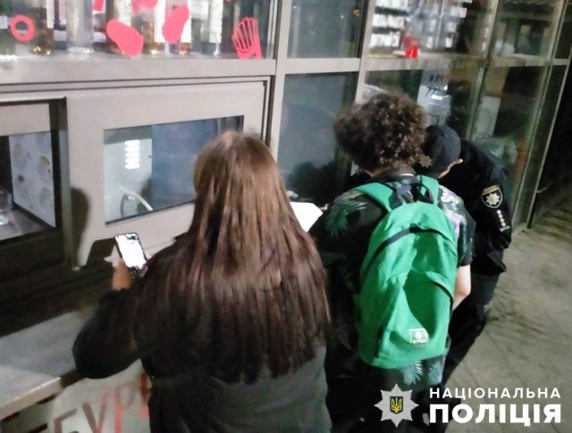 Рейд на Михайлівській в Житомирі: виявили неповнолітню, яка розпивала слабоалкогольні напої