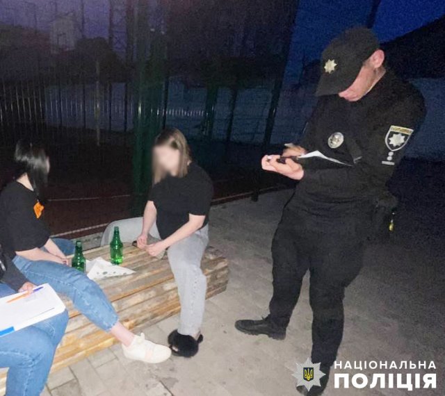 Рейд на Михайлівській в Житомирі: виявили неповнолітню, яка розпивала слабоалкогольні напої