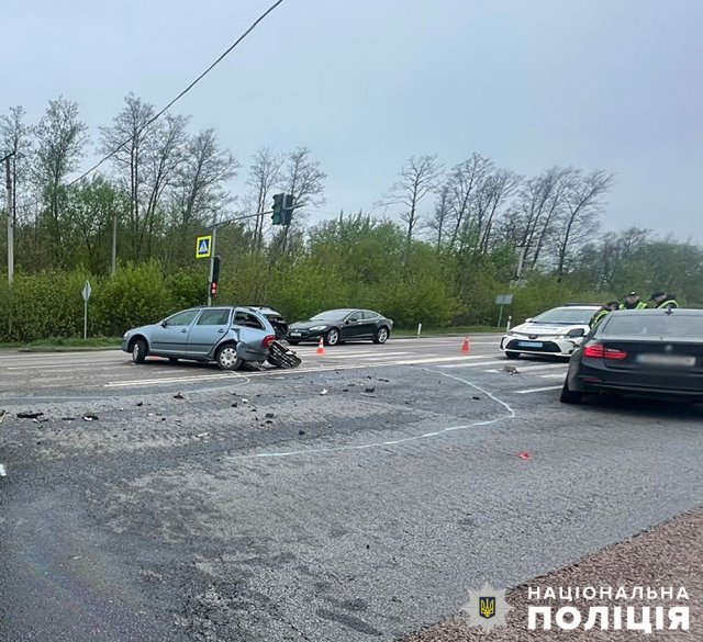 Неподалік Житомира зіштовхнулись Chrysler та Skoda. ФОТО