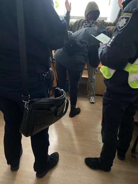 У суді Житомира у громадянки правоохоронці вилучили бойові патрони та ніж