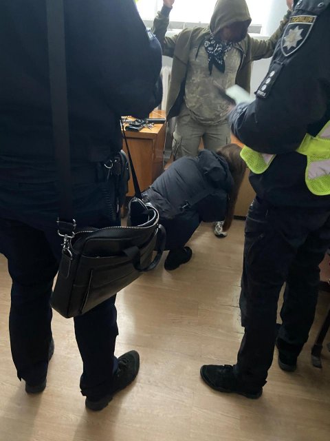 У суді Житомира у громадянки правоохоронці вилучили бойові патрони та ніж
