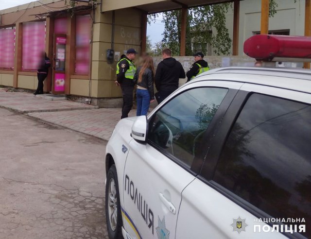 На зупинці громадського транспорту Бердичеві п