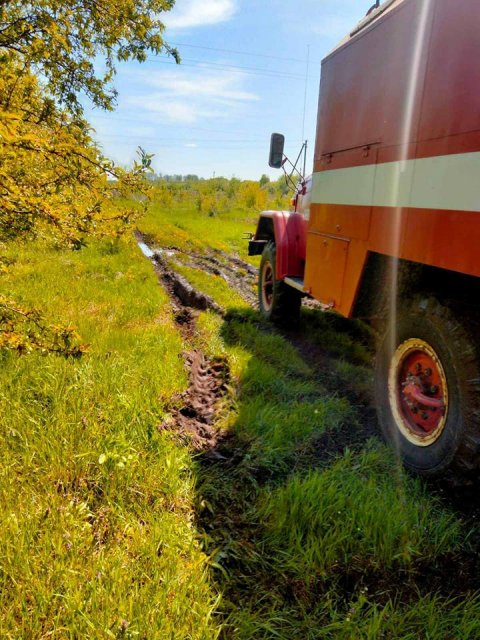 На Житомирщині рятувальники витягували автомобіль "швидкої", який застряг на бездоріжжі. ФОТО