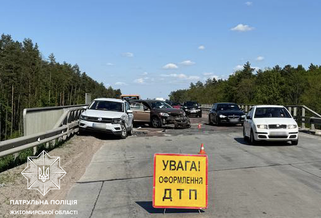 На об'їзній міста Житомира, поблизу села Кам'янка, сталася аварія На об'їзній міста Житомира, поблизу села Кам'янка, сталася аварія