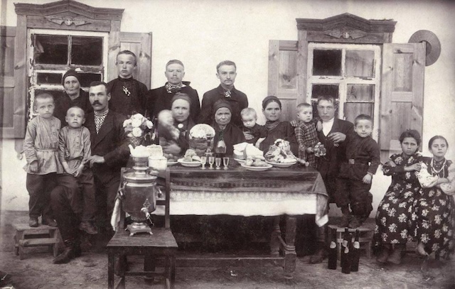 Як українці святили паски століття тому: великодні фото з різних регіонів Як українці святили паски століття тому: великодні фото з різних регіонів