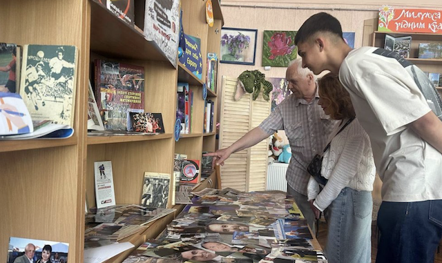 Мешканець Житомира зібрав близько тисячі автографів відомих людей Мешканець Житомира зібрав близько тисячі автографів відомих людей