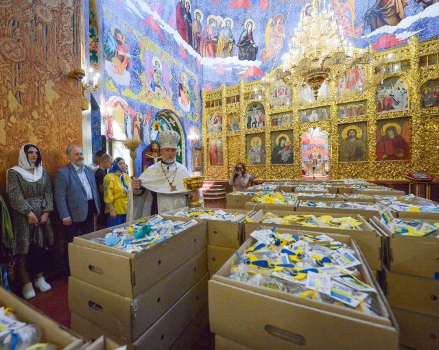 У Житомирі тисячі пасок передали військовим на передову. ФОТО