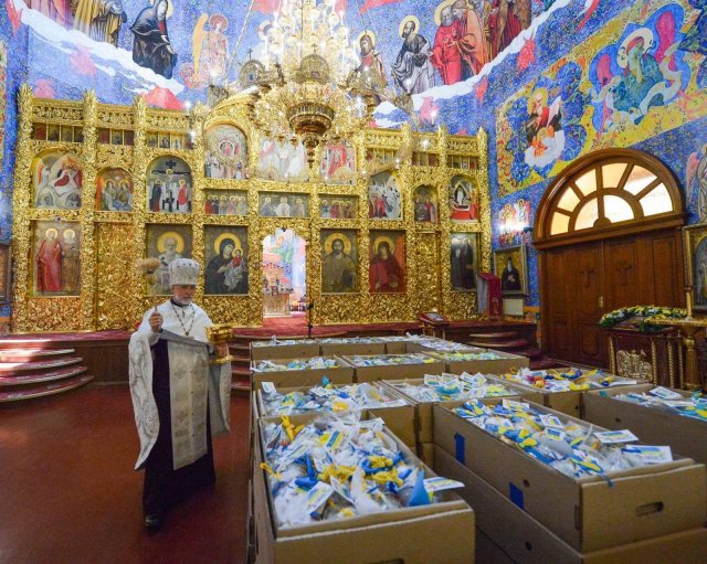 У Житомирі тисячі пасок передали військовим на передову. ФОТО