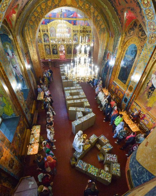 У Житомирі тисячі пасок передали військовим на передову. ФОТО