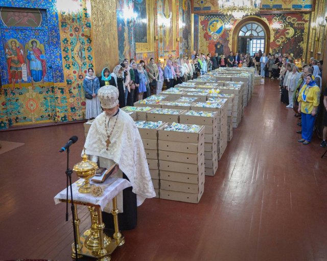 У Житомирі тисячі пасок передали військовим на передову. ФОТО