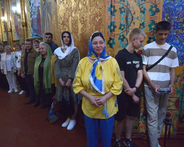 У Житомирі тисячі пасок передали військовим на передову. ФОТО