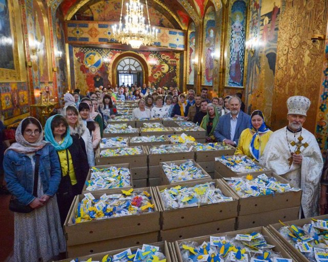У Житомирі тисячі пасок передали військовим на передову. ФОТО