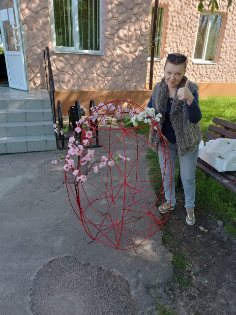 У селищі на Житомирщині працівники будинку культури прикрасили скверик до Великодніх свят. ФОТО