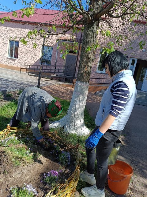 У селищі на Житомирщині працівники будинку культури прикрасили скверик до Великодніх свят. ФОТО