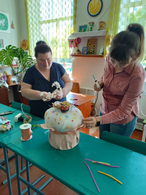 У селищі на Житомирщині працівники будинку культури прикрасили скверик до Великодніх свят. ФОТО